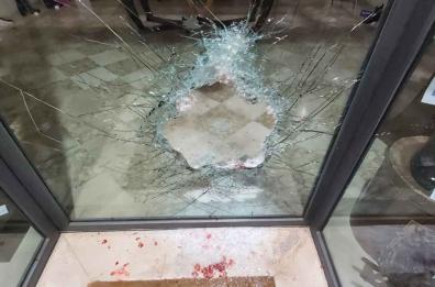Bari, arrestato dopo aver sfondato una vetrina di un negozio con un tubo di ferro