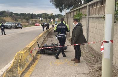 Taranto, moto si schianta contro un'auto: morto sul colpo 19enne. Impatto anche a Noci: morto infermiere