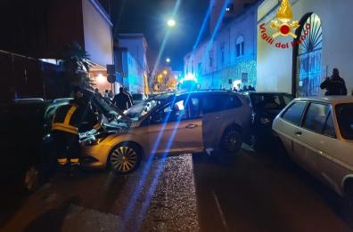 Brindisi, auto a tutta velocità vicino la stazione: carambola con 6 mezzi in sosta