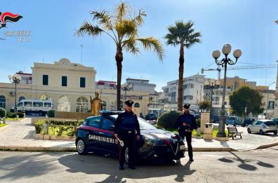 Bisceglie, scritte «No green pass» sui muri: in due nei guai