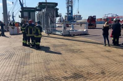 Incidenti sul lavoro: operaio 40enne muore al porto di Taranto. Si ribalta escavatore, nessun ferito