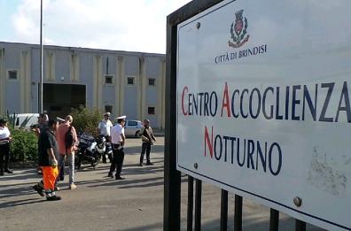 Brindisi, senza luce e acqua calda odissea per i migranti ospiti del dormitorio