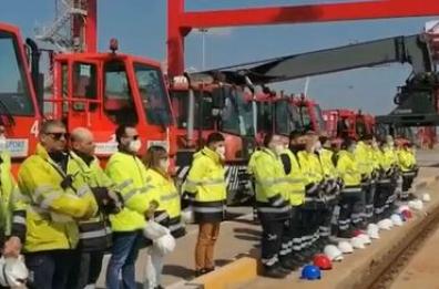 Sirene al porto di Taranto, i colleghi ricordano Massimo De Vita operaio morto sul lavoro