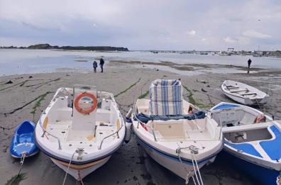 Bassa marea record nel Salento, a Porto Cesareo il mare arretra fino a 30 metri