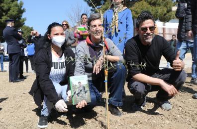 Alessandro Gassmann a Taranto per donare 200 alberi: «città simbolo per lotta a inquinamento» FT/VD