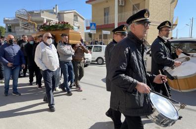 L'ultimo saluto all'operaio morto nel porto di Taranto, il parroco: «Sapeva amare»