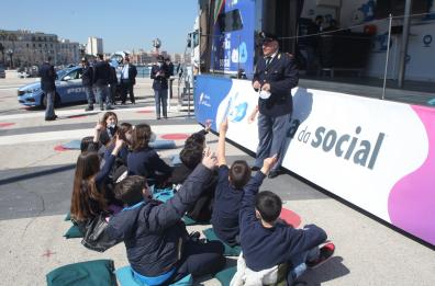 Cyberbullismo e social, a Bari gli studenti incontrano la polizia