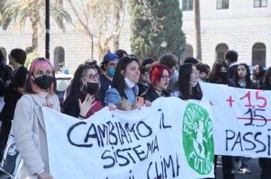 Clima, i ragazzi tornano a manifestare anche a Bari: «Fermiamo guerre combustibili fossili»