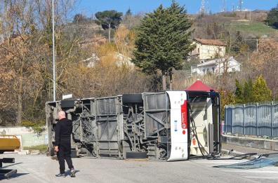Ribaltamento di un bus urbano a Potenza, fortunatamente era vuoto