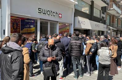 Anche a Bari sale la febbre dell'orologio Omega X Swatch: gente in fila da ore davanti al negozio in via Sparano