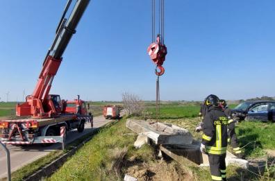 Auto distrugge copertura di un pozzo e «vola» nelle campagne: conducente soccorsa