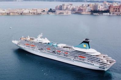 Taranto, ripresa stagione crocieristica con l'arrivo della Phoenix Reisen «Artania»
