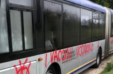Scritte «No Vax» imbrattano sette bus della Sud-Est a Otranto