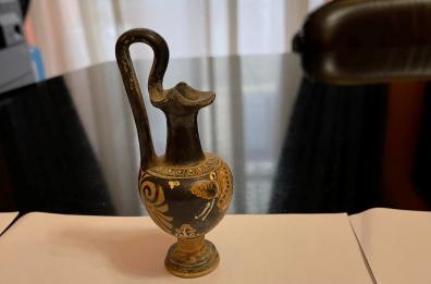 «Questo tesoro di bellezza», un cittadino dona reperti archeologici al sindaco di Troia