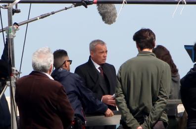 Claudio Amendola sul set a Bari: le foto della troupe sul lungomare