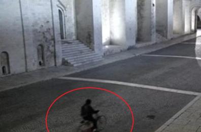 Bari, furto a San Nicola, i frame del ladro in bicicletta: si cerca il complice