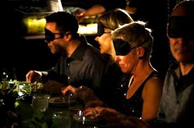 Cena al buio a Trani, una serata gastronomica per stimolare il gusto e l'olfatto