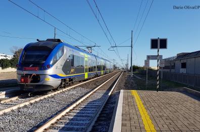 Uomo finisce sotto un treno regionale: morto sul colpo nel Tarantino
