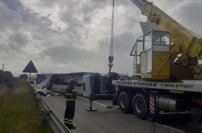 Policoro, tir impatta contro guard rail e si capovolge: illeso l'autista