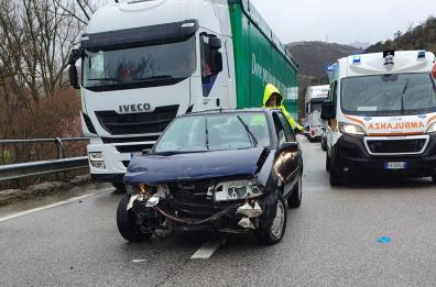 Potenza-Sicignano: scontro tra un tir e un'auto, due feriti