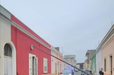 Vento forte nel Salento: a Copertino si contano i danni, precipitano tettoie