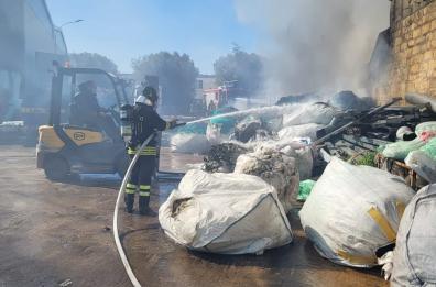 Ostuni, fiamme nella zona industriale.  Bruciano pedane di plastica