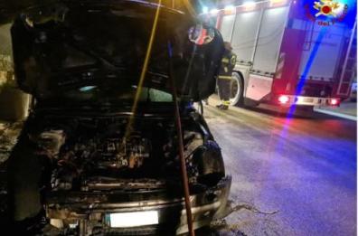 Alessano,  un'auto a fuoco nella notte: rinvenuta «diavolina»