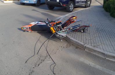 Brindisi, moto si schianta contro un palo della luce: motociclista 22enne morto per le ferite riportate 