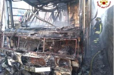 Un incendio distrugge un'auto e un furgone adibito a paninoteca mobile nel Salento