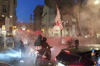 Il Bari finalmente è in Serie B: i biancorossi tornano in cresta. La festa in città