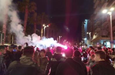 L'esultanza dei tifosi biancorossi inonda Bari: la gioia nelle strade della città. Decaro ed Emiliano: «Festeggiamo»