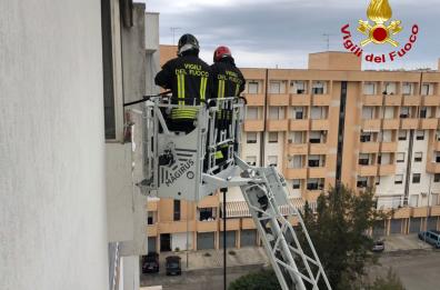 Lecce, scoppia l'incendio in casa: 92enne salvata dal vicino