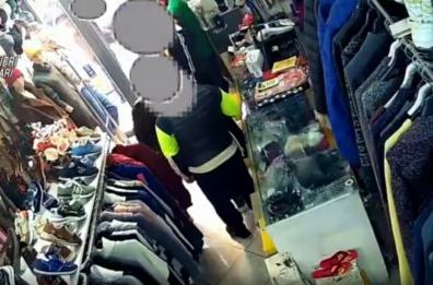 Bari, rapinano un negozio minacciando il titolare con un pitbull: «Dacci i soldi o ti azzanna» VIDEO