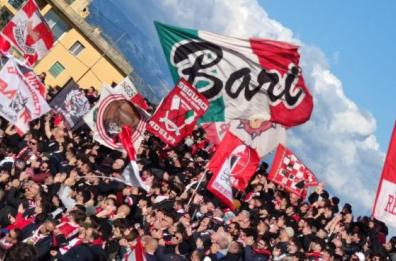 Polemica social per la gaffe di Emiliano: esulta per la B del Bari ma ignora il Lecce che punta alla serie A