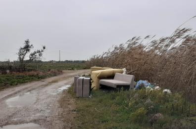 Nardò, i rifiuti finiscono in mare: dopo l'sos nessuno li ha rimossi