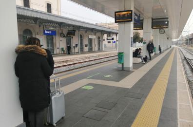 Trani, investita da treno merci: donna salva per miracolo