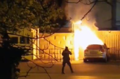 Romania, Bucarest: auto in fiamme contro ambasciata russa VIDEO