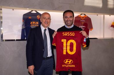 Il sottosegretario Sasso con la 10 di Totti: "Ma tifo per la Bari"
