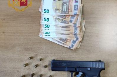 Taranto, una pistola nella fioriera e in casa una bomba artigianale: preso