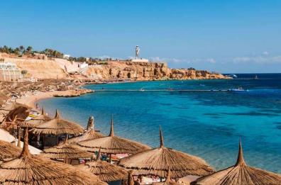 Bloccati da due giorni in Egitto, la vacanza si trasforma in un incubo per 50 turisti potentini