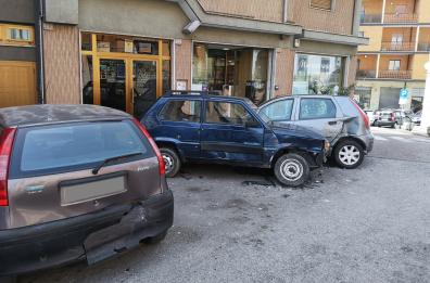 Potenza, bolide impatta contro quattro auto in sosta e le danneggia: dopo 5 giorni la scena dell'incidente è ancora intatta