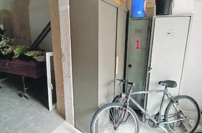 «La bara con mia madre lasciata in un deposito», dolore e inciviltà a Barletta