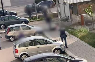 Foggia, poliziotto sferra calcio a 23enne immobilizzato. Il video diventa virale. Agente trasferito
