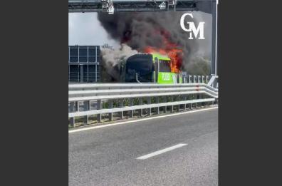 Autobus Flixbus a fuoco sulla A14 tra Andria e Canosa
