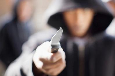 Bari, litigio in pizzeria: vuole saltare la fila e accoltella  un cameriere