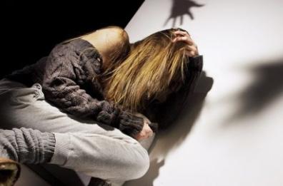 Lecce, 14enne incinta di un 26enne: litigano per strada. Lui aggredisce poliziotto e viene arrestato 