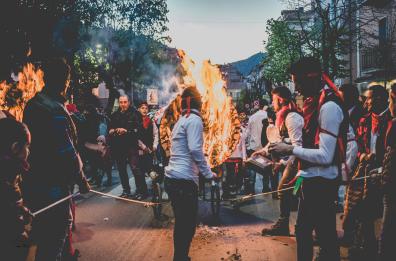 San Marco in Lamis, si riaccendono le Fracchie: grandi torce infuocate per il Venerdì Santo FT/VD