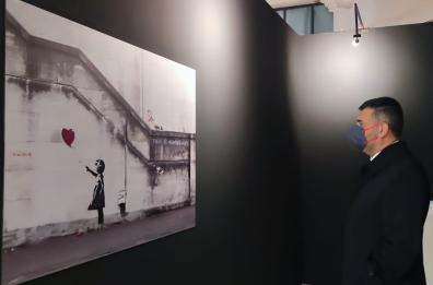 Banksy e il suo realismo capitalista nel Teatro Margherita di Bari