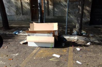 Lecce, dopo la Fiera di San Lazzaro le strade traboccano di rifiuti