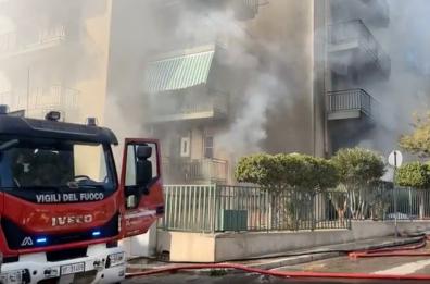 Massafra, in fiamme un deposito di materassi: nube di fumo nero avvolge palazzo